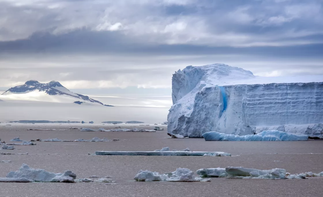 B15 iceberg drifts 